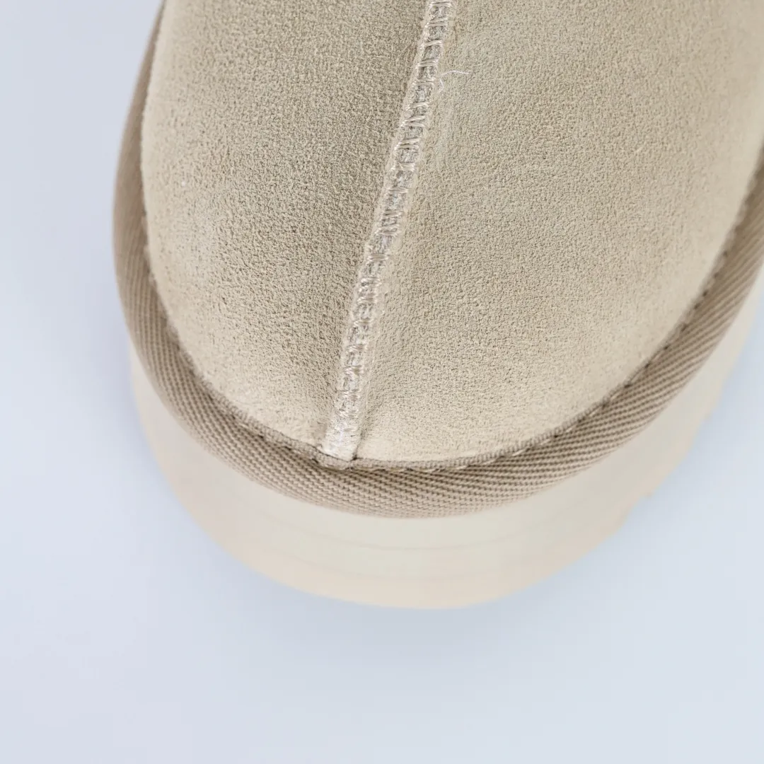 Copy price 💰560 Core recommendation of good price 5cm thick sole, independently developed original outsole, cashmere insole, keeping warm in winter, suitable for home use. In the new year, uug launched a style series, which is partially geared towards the preferences of young consumers. It has also moved to the forefront of fashion trends. Shoe body material, water-repellent coated suede upper, 17 mm UGGPURE™ implanted wool insole, lightweight non-slip and comfortable rubber outsole, with brand LOGO and trademark, with full package Size: 35 36 37 38 39 40 41 42